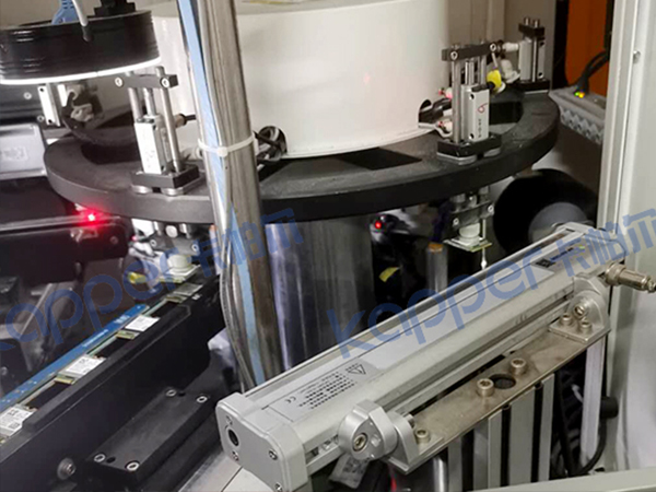 Feeding machine removes static electricity