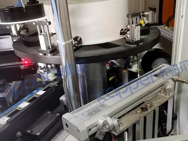 Feeding machine removes static electricity