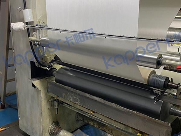 Glue coating machine to remove static electricity