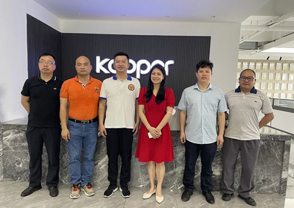 The leaders of the Economic Development Bureau visited our company for guidance